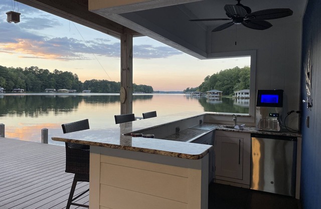 Perfect! Waterfront Cottage-2 story boathouse w/Bar - off main lake!
