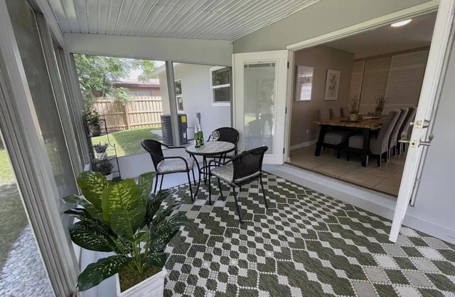 Perfectly furnished delightful modern retreat! (Theatre room, Backyard for dogs)