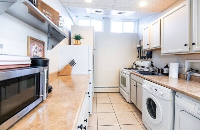 Perfectly Helena - downtown daylight basement apt