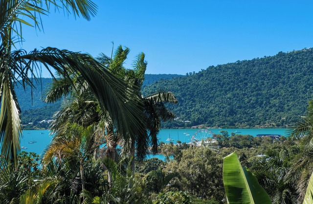 Perfectly positioned 2-bed, 2-bath home, moments from iconic Airlie Beach