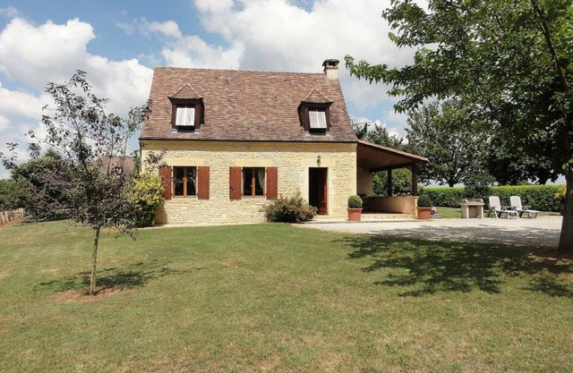 Perigord house with 2 bedrooms in Salignac-Eyvigues, courtyard and garden, pets allowed