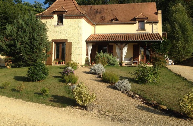Perigordian house, 3 bedroom, 2 bathrooms, private heated pool in Lascaux region