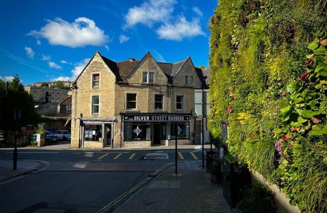 Period apartment, great views, in heart of town.