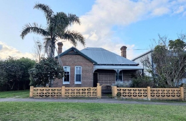 Period Home in Eden Town . Walk to beach