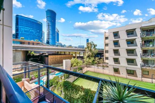 Perth city BNB l CBD and Pool view - 1xKing bed and 2xSingle beds