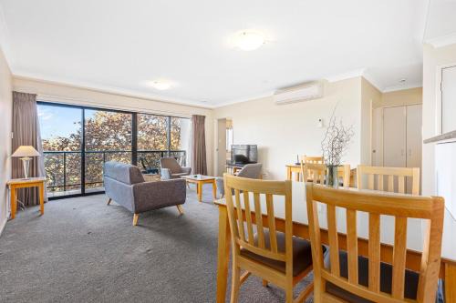 Perth Family Getaway Pool & Parking