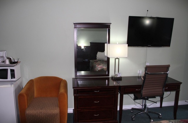 Perth Plaza Inn & Suites