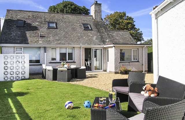 PERTHI, pet friendly, with open fire in Morfa Nefyn