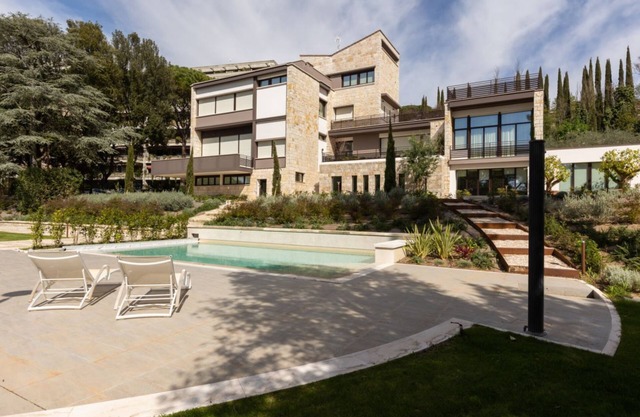 Perugia Poolside Haven: Luxurious Comfort