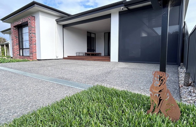 Pet and Family Friendly! nConveniently located To Koombana Bay