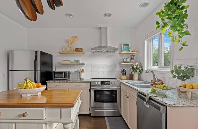 Pet and Kid Friendly, Hot Tub, Steps to Downtown