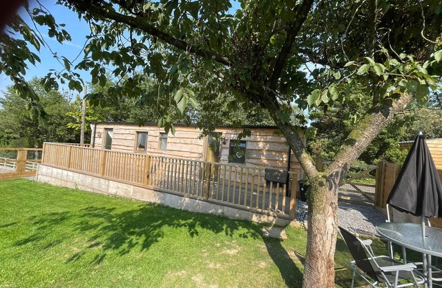 Pet/Dog Friendly Rural Lodge, with Fenced Garden Area, Nr Beaches, Woodlands