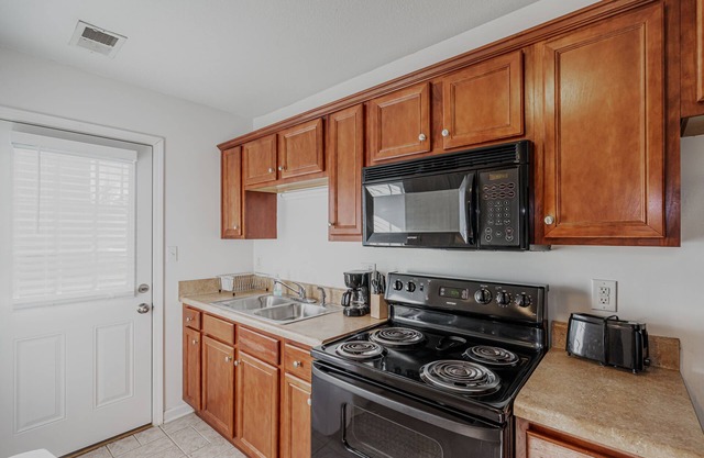 Pet Friendly, 15 Minutes to Fort Campbell-B4