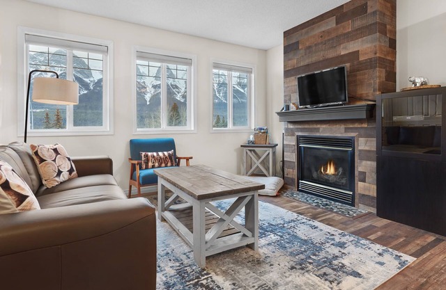 Pet Friendly 2BR with Mtn Views and Hot tub &A/C