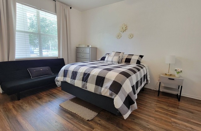 Pet-Friendly 2BR Condo Next to North Florida Hospital