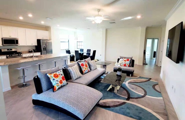 Pet Friendly 3 Beds+2 Baths+2 car garage in Lakewood National Golf Club