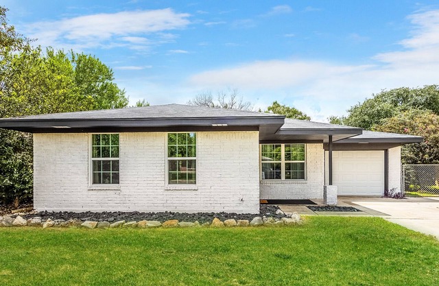 Pet-friendly 3-bed, 1-bath vacation home in Cibolo. Walk to HEB, dining and bars