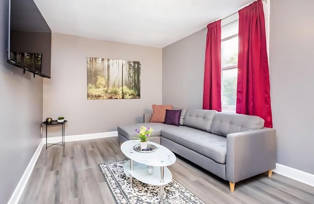Pet-Friendly 3BR Apartment - Near University & Byward Market
