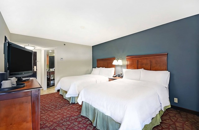 Pet-friendly Accommodation Near Classic Center Theater! Free Parking & Breakfast