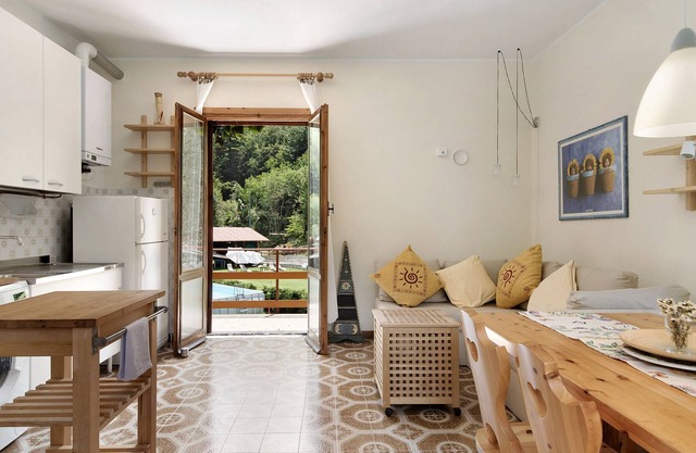 Pet-Friendly Apartment with Mountain View, Shared Pool & Wi-Fi