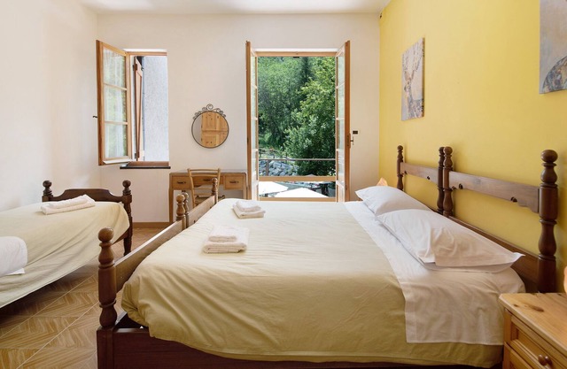 Pet-Friendly Apartment with Mountain View, Shared Pool & Wi-Fi