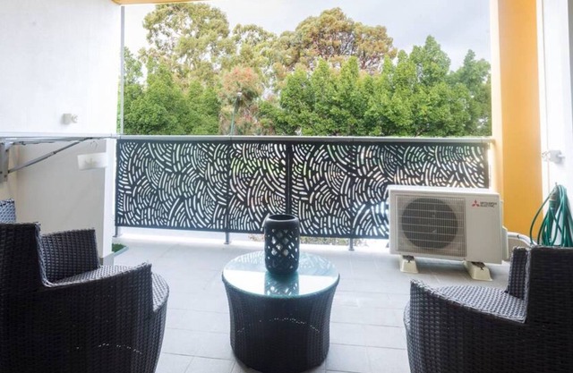 Pet Friendly 2BR APT with Balcony in East Vic Park