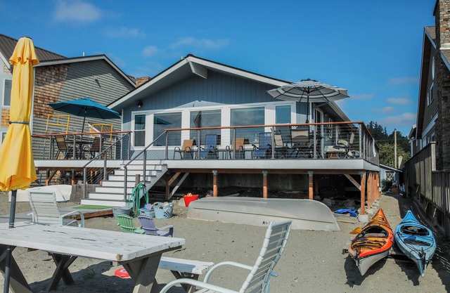 Pet Friendly, Beachfront, Mt. Rainer Views, Family Retreat