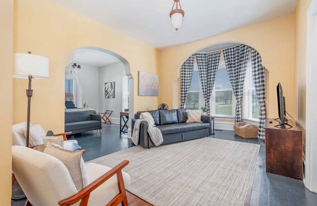 Pet friendly, Beautiful downstairs King bed/1bth charmer