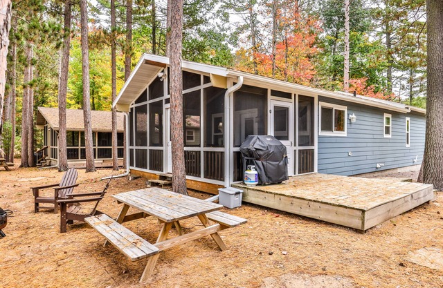 Pet Friendly Beautiful Cottage on Crystal Clear Private Meta Lake!
