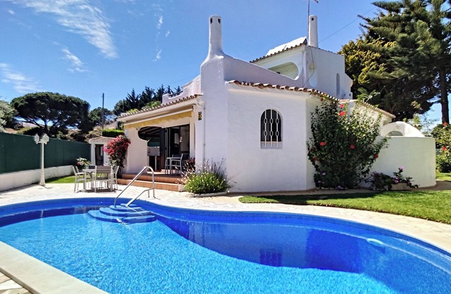 Pet-Friendly Beautiful Villa Palmeire Galé Beach with WiFi, Balcony, Garden, Terrace & Pool