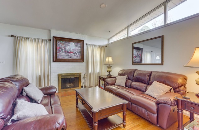 Pet-Friendly Birmingham Cottage w/Private Hot Tub
