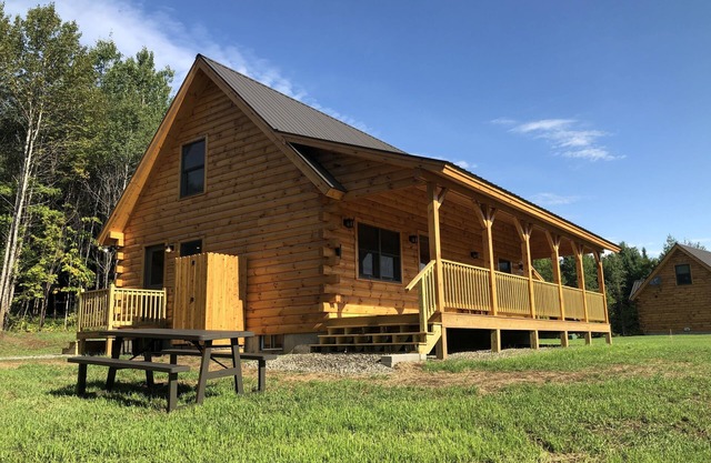 Pet friendly cabin in East Burke - KINGDOM TRAILS and VAST snowmobile network!