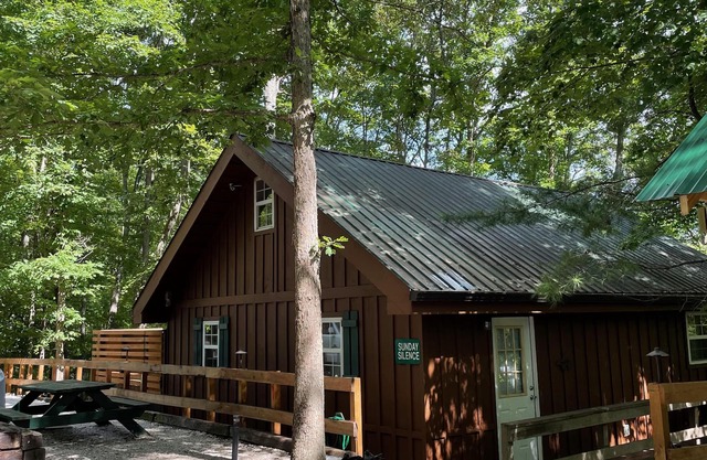 Pet friendly cabin in Cliffview Resort with hot tub and wi-fi