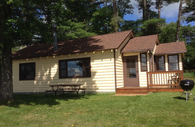 Pet-Friendly Cabin On The Lake With Fireplace