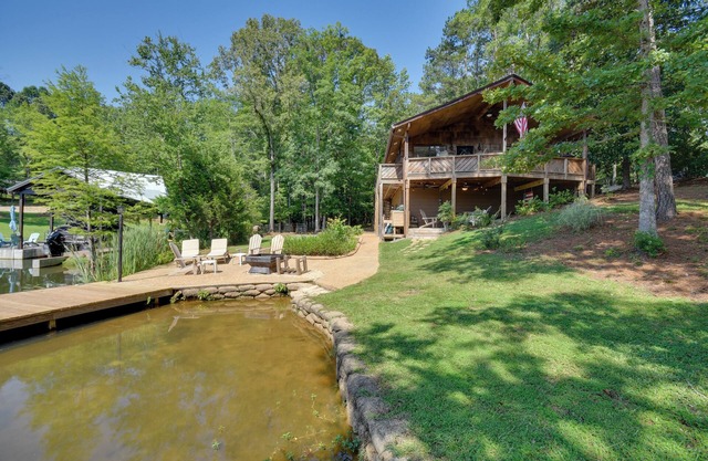 Pet-Friendly Cabin w/Dock on Lake Martin!
