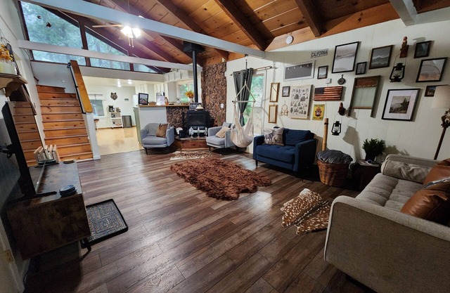 Pet Friendly Cabin - Sleeps 14-Movie/Rec Rm. Lake Pincecrest Lake/Deck/Yard