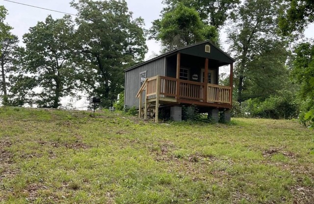 Pet friendly Camping cabin close to Buffalo River
