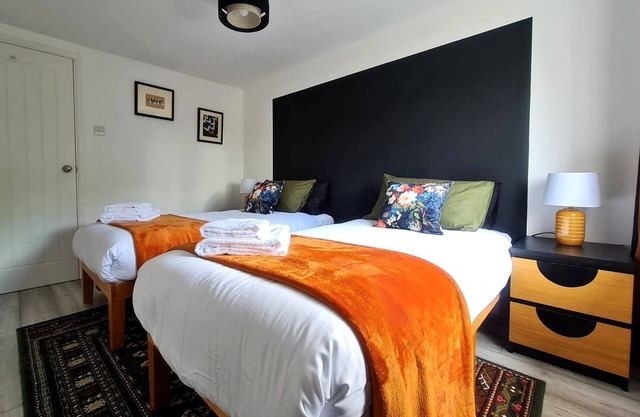 Pet Friendly Canalside House in quiet area of Quedgeley - Gloucester