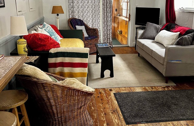 Pet friendly Charming 3-bedroom cottage in enjoyable Newry.