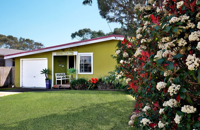 Pet-friendly classic beach house with huge backyard, modern kitchen and bath
