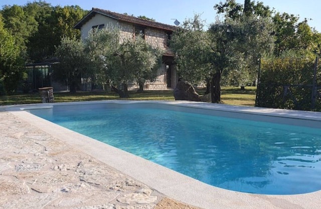 Pet-Friendly Cottage with Pool & Wooded Land, perfect for Smart Wordking € Relax