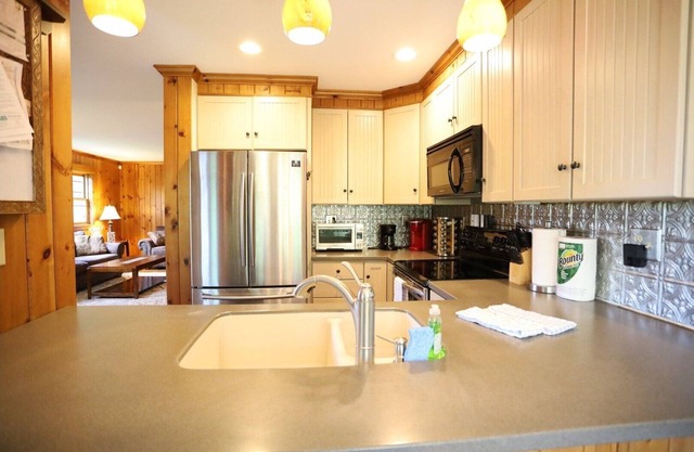 Pet Friendly Deluxe White Mountain Private Retreat for a memorable family vacation! (WV68T)