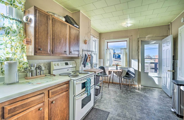 Pet-Friendly Downtown Hettinger Apt w/Yard!