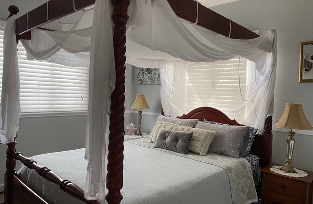 Pet Friendly -Easy walk to beach, cafes, restaurants - Free Netflix - Wifi