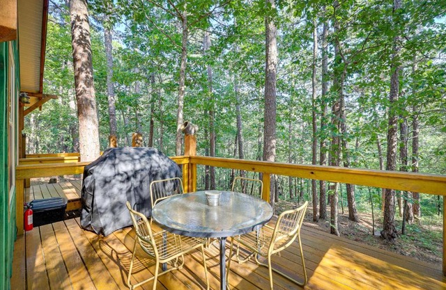 Pet-Friendly Eureka Springs Rental with Private Deck