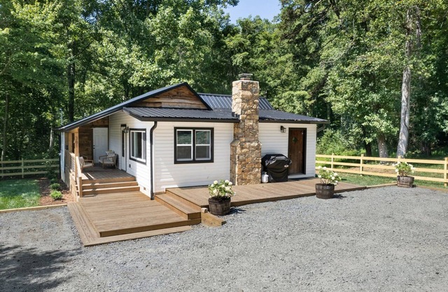 Pet-Friendly Farmhouse w/Hot Tub, Fire Pit & Fishing Dock in Hendersonville