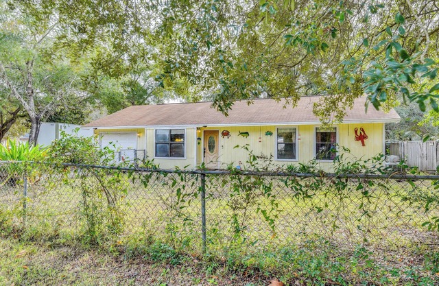 Pet-Friendly Freeport Home - 2 Mi to Beach!