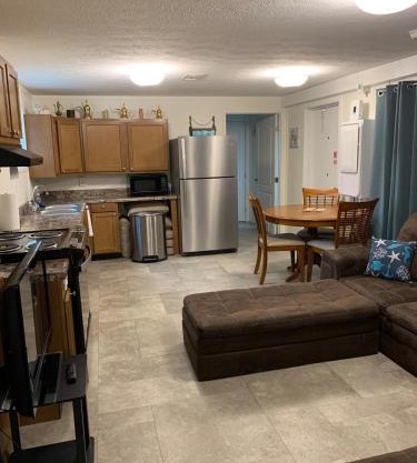 Pet-Friendly! Fully Fenced Backyard Oasis, PCB