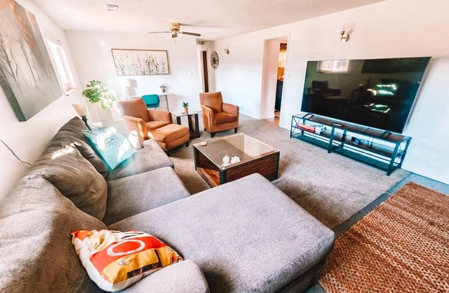 Pet Friendly Gorgeous Large 5 Bdrm Home near allnn