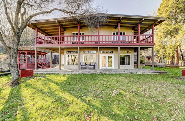 Pet-Friendly Grants Pass Home with Hot Tub!